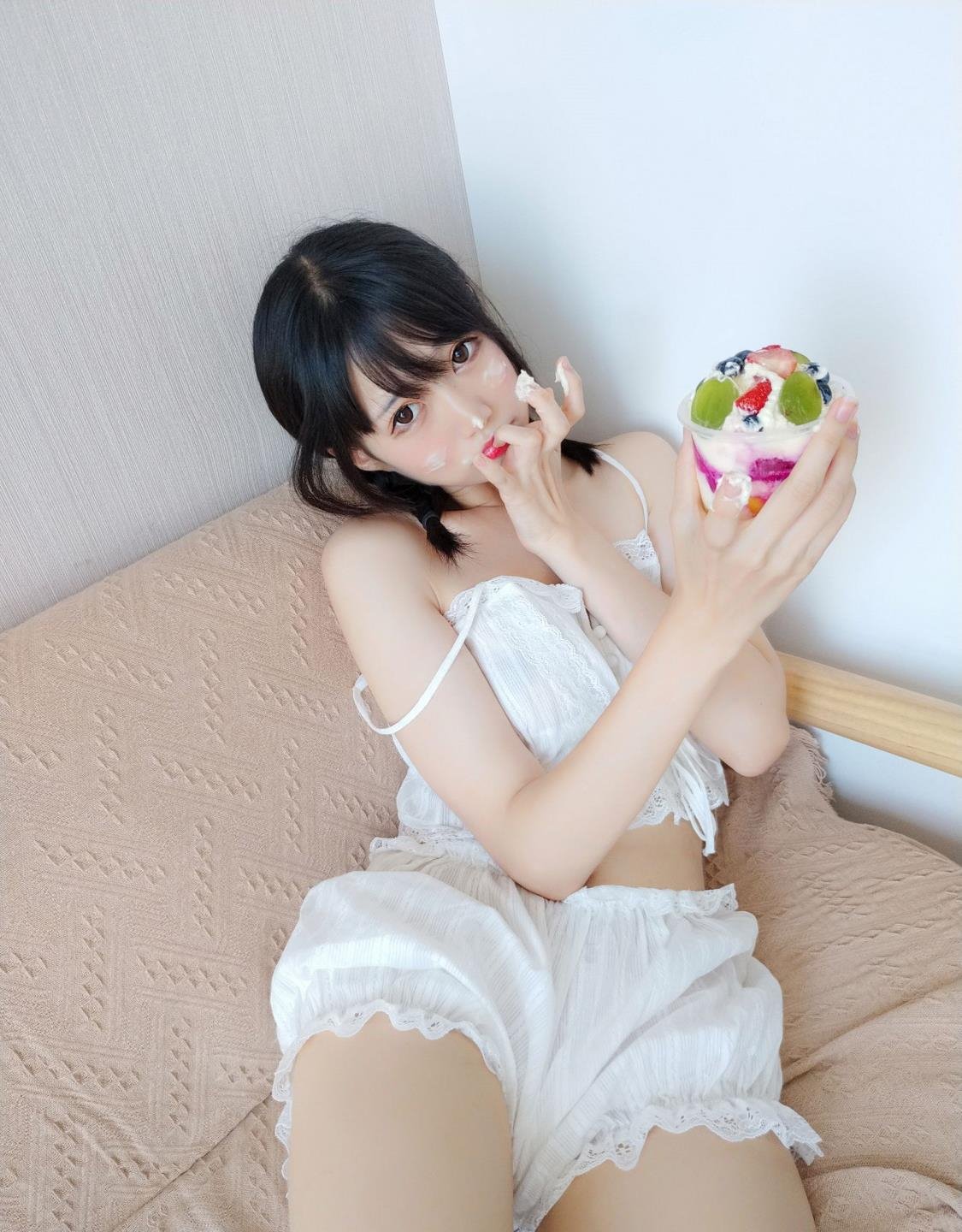 两人在车里疯狂打扑克