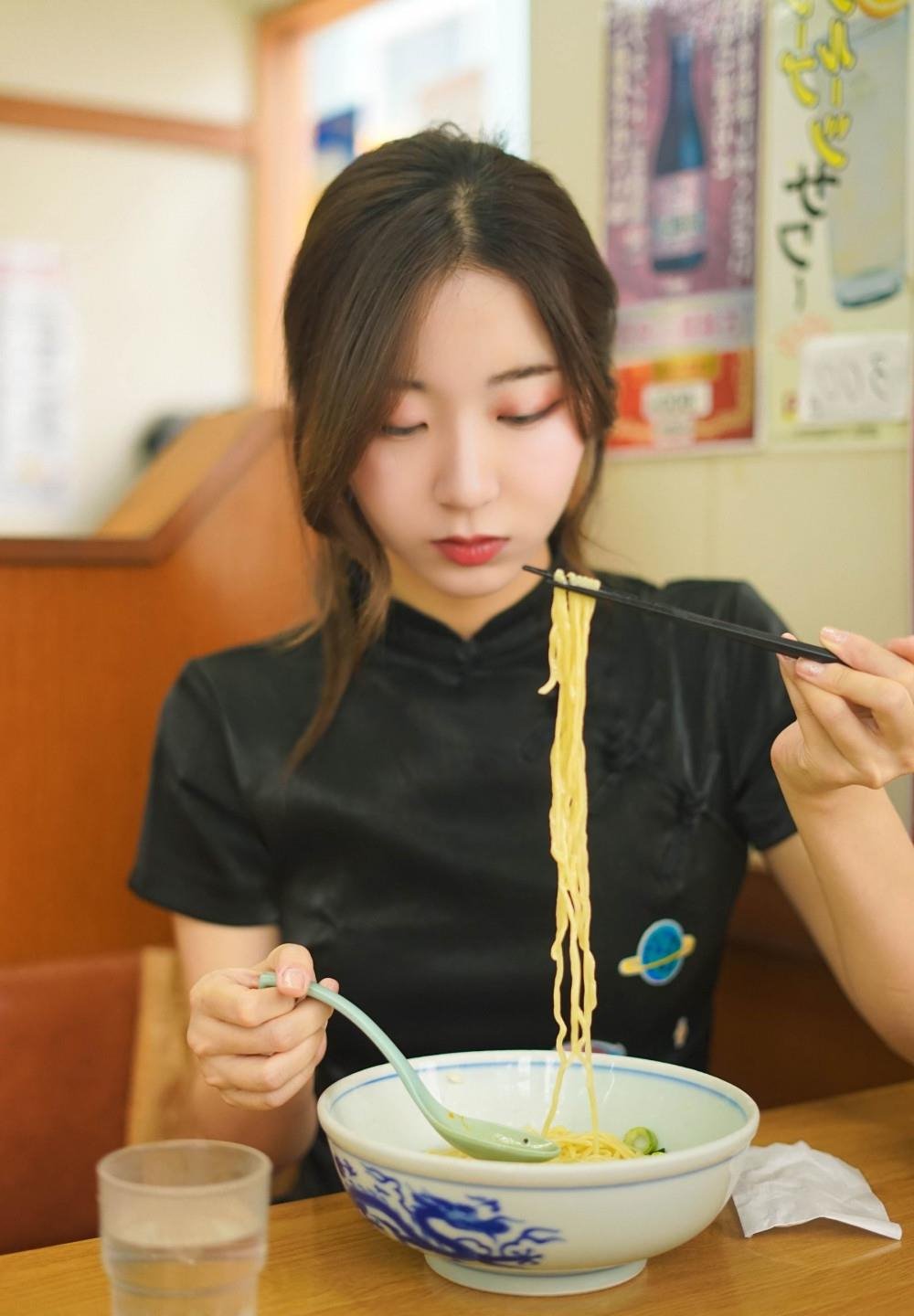 �����崿��Ů���׽���Ƶ